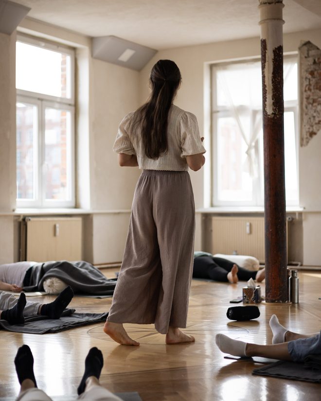 Emi hält den Raum während einer Breathwork-Session im Studio